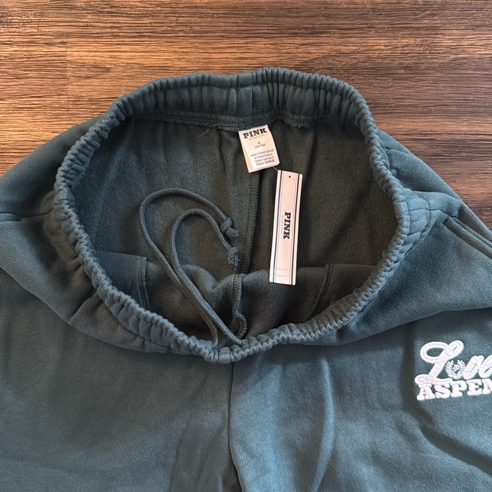 PINK Victoria’s Secret Deep Forest Green Ivy Fleece Campus Sweatpants Medium NWT - Picture 6 of 10